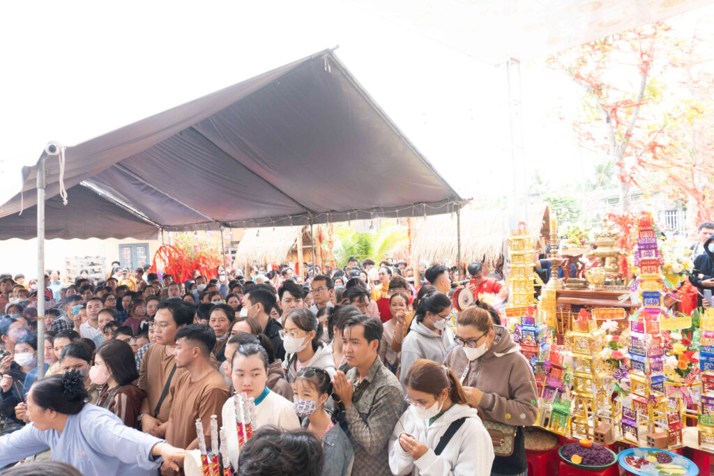 Đông đảo người dân cầu bình an, may mắn dịp đầu năm tại Điện thờ Mẹ Mẫu
