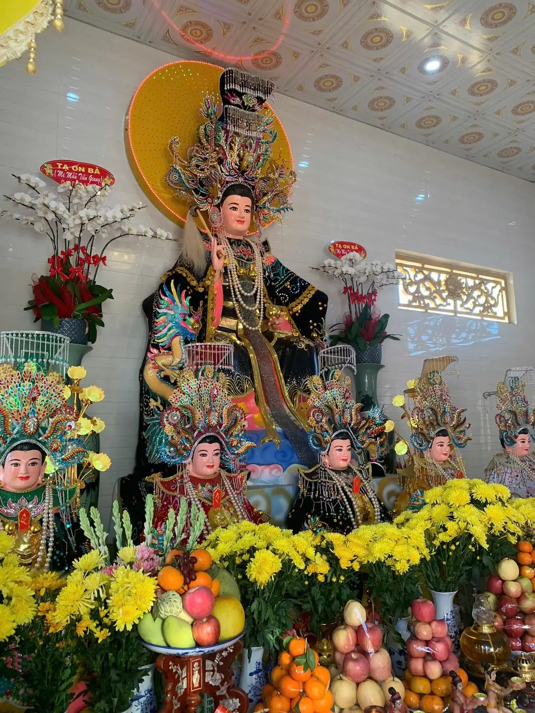 Không gian điện thờ Mẹ Mẫu Tiền Giang linh thiêng trang nghiêm